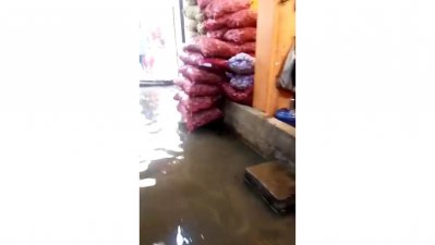 জলাবদ্ধতায় পণ্যের অনেক ক্ষয়ক্ষতি হয়েছে বলে জানিয়েছেন ব্যবসায়ীরা 
