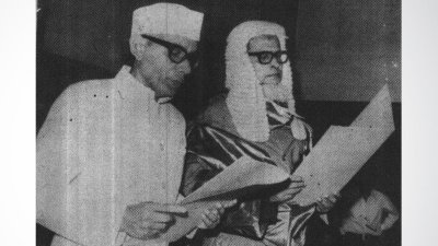 ১৫ আগস্ট দৈনিক বাংলায় প্রকাশিত খন্দকার মোশতাকের শপথগ্রহণের ছবি