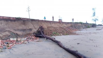 টেকনাফের পশ্চিম মুন্ডার ডেইল এলাকায় প্রায় ৬০ মিটার সড়ক সাগরের ঢেউয়ের তোড়ে ভেঙে গেছে
