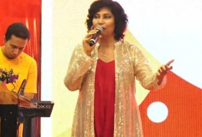 পারফর্ম করছেন সংগীত শিল্পী মেহরীন মাহমুদ।