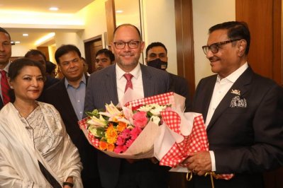 মার্কিন রাষ্ট্রদূতকে ফুল দিয়ে স্বাগত জানান আওয়ামী লীগের সাধারণ সম্পাদক ওবায়দুল কাদের  