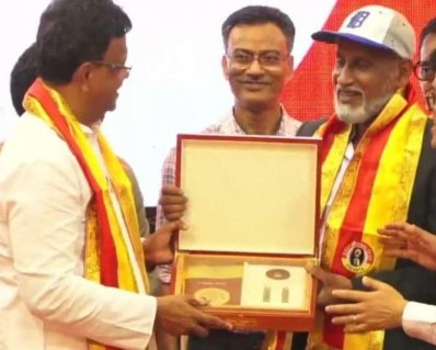 সম্মাননা স্মারক নিচ্ছেন বাংলাদেশের শেখ মো. আসলাম।