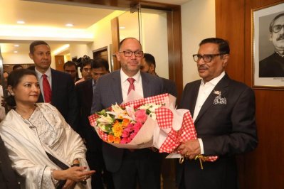 আওয়ামী লীগের কার্যালয়ে রাষ্ট্রদূত পিটার হাসকে স্বাগত জানান ওবায়দুল কাদের 