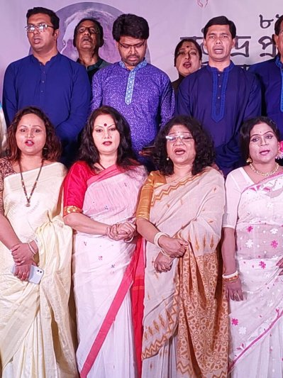 গানে-কবিতায় শেষ হলো কবিগুরুকে স্মরণ 