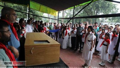 শিশু-কিশোর সংগঠন খেলাঘরের শিক্ষার্থীরা পান্না কায়সারের মরদেহে স্যালুট জানাচ্ছে।