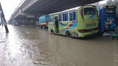 নগরীর বহদ্দারহাট এলাকায় কোথাও কোমরপানি, কোথাও হাঁটুপানি