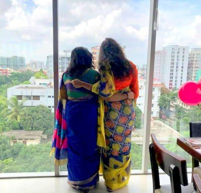 একজন ভালো বন্ধু হতে চাইলে বেশ কিছু গুণ আয়ত্ব করতে হবে আপনাকে। মডেল: সুরবি ও নওরিন। ছবি: বাংলা ট্রিবিউন 