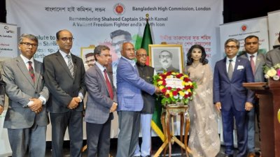 বঙ্গবন্ধু ও শেখ কামালের প্রতিকৃতিতে পুষ্পার্ঘ অর্পণ করে শ্রদ্ধা জানান