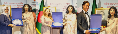 পুরস্কারপ্রাপ্তদের হাতে পুরস্কার তুলে দেন হাইকমিশনার