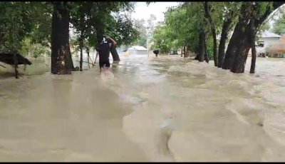 গ্রামের সড়কগুলোও পানিতে তলিয়ে গেছে