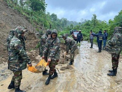 চট্টগ্রাম ও বান্দরবানে কর্মব্যস্ত সেনা সদস্যরা