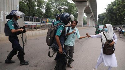 আজও শিক্ষার্থীরা রাস্তায় নামে