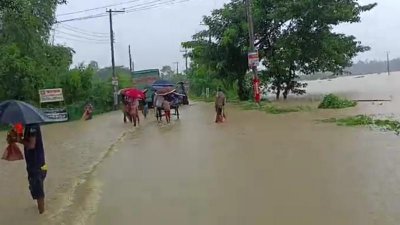 ডুবেছে চট্টগ্রাম-কক্সবাজার মহাসড়ক, যান চলাচল বন্ধ