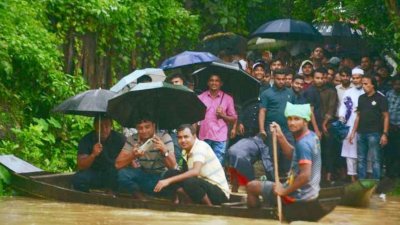 নৌকায় করে যাচ্ছেন বরযাত্রীরা