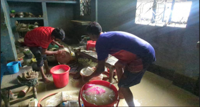 পানি থেকে আসবাবপত্র সরিয়ে নেওয়া হচ্ছে