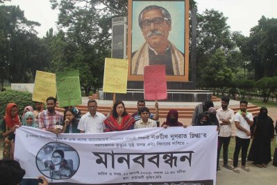 ইবিতে মানববন্ধনে স্নিগ্ধার শিক্ষক ও সহপাঠীরা