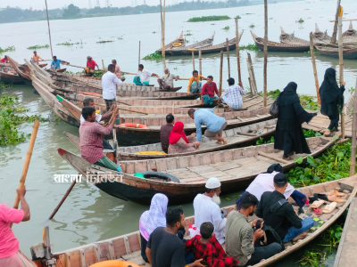 যাত্রীদের অপেক্ষায় মাঝিরা