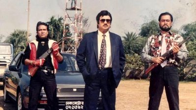 নায়ক জসিম (মাঝে)