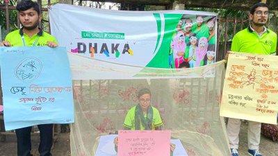 রাস্তার পাশে মশারি টানিয়ে অবস্থান নেন তরুণ সেচ্ছাসেবীরা