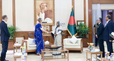 প্রধানমন্ত্রী শেখ হাসিনার সঙ্গে সাক্ষাৎ করেন ব্রিটিশ হাইকমিশনার সারাহ কুক (ছবি: ফোকাস বাংলা)