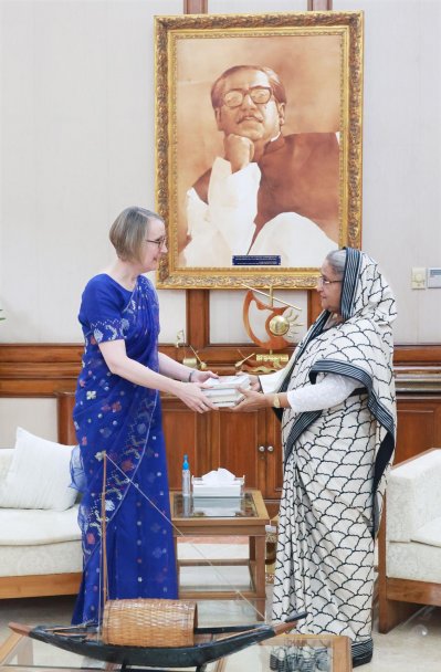 ব্রিটিশ হাইকমিশনারকে বঙ্গবন্ধুর ওপর লেখা বই উপহার দেন প্রধানমন্ত্রী (ছবি: ফোকাস বাংলা)