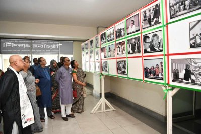 আমন্ত্রিত অতিথিরা স্থিরচিত্র প্রদর্শনী করেন