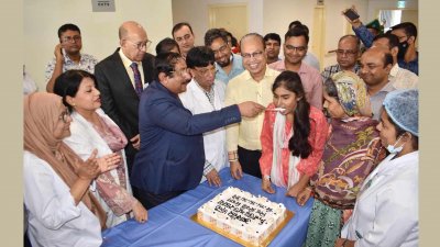 কিডনি গ্রহীতা মেয়ে ও দাতা মাকে কেকে কেটে হাসপাতাল থেকে বিদায় জানানো হয়
