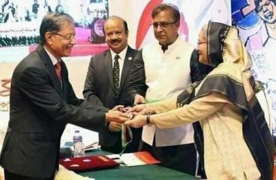 প্রধানমন্ত্রীর কাছ থেকে একুশে পদক-২০২০ নিচ্ছেন ড. বিকিরণ প্রসাদ বড়ুয়া (ছবি: বাসস)