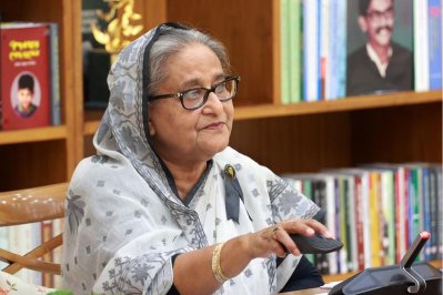 ডিজিটালি বাটন চেপে ভবন উদ্বোধন করছেন প্রধানমন্ত্রী