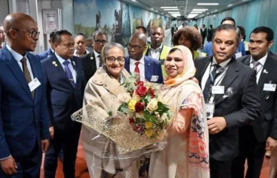দক্ষিণ আফ্রিকায় অবতরণের পর প্রধানমন্ত্রী হাসিনাকে স্বাগত জানান দেশটির সমবায় শাসন ও ঐতিহ্য বিষয়ক মন্ত্রী পার্ক টাউ এবং সেদেশে বাংলাদেশের হাইকমিশনার নূর-ই হেলাল সাইফুর রহমান
