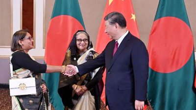সায়েমা ওয়াজেদের সঙ্গে কর্মর্দন করছেন চীনের প্রেসিডেন্ট শি জিনপিং, পাশে প্রধানমন্ত্রী শেখ হাসিনা