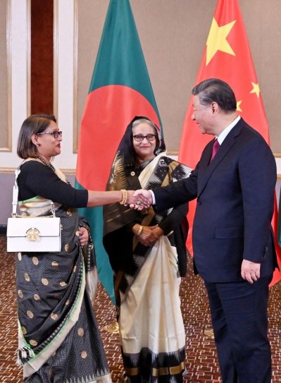 চীনের প্রেডেন্টের সঙ্গে শুভেচ্ছা বিনিময় করেন প্রধানমন্ত্রীর কন্যা ও ক্লাইমেট ভালনারেবল ফোরামের বিষয়ভিত্তিক অ্যাম্বাসেডর এবং অটিজম ও নিউরোডেভেলপমেন্টাল ডিসঅর্ডার বিষয়ক জাতীয় উপদেষ্টা কমিটির চেয়ারপারসন সায়মা ওয়াজেদ (ছবি: ফোকাস বাংলা)