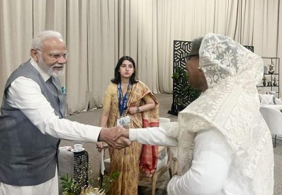 বৃহস্পতিবার জোহানেসবার্গের স্যান্ডটন কনভেনশন সেন্টারে ১৫তম ব্রিকস শীর্ষ সম্মেলনের শুরুতেও কুশল বিনিময় করেন ভারত ও বাংলাদেশের দুই প্রধানমন্ত্রী (ছবি: ফোকাস বাংলা)