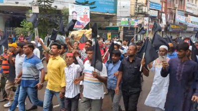 বৃষ্টি উপেক্ষা করেই দলের নেতাকর্মীরা মিছিল নিয়ে এগিয়ে যান