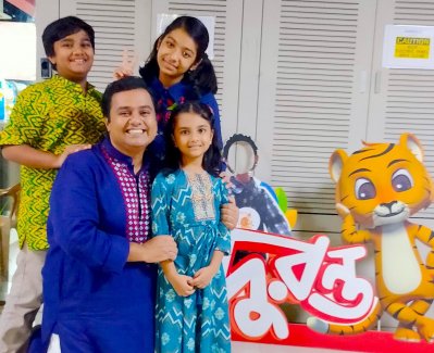 নাটকের সেটে প্রফুল্ল অংশুমানকে নিয়ে বাবা আশীষ