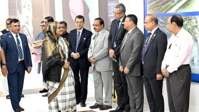 বিমানবন্দরে প্রধানমন্ত্রী শেখ হাসিনা