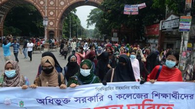 সাত কলেজ শিক্ষার্থীদের সড়ক অবরোধ। ছবি: নাসিরুল ইসলাম