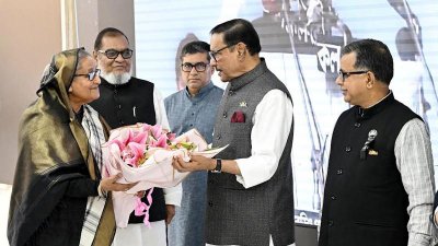 প্রধানমন্ত্রীকে ফুল দিয়ে স্বাগত জানাচ্ছেন দলের সাধারণ সম্পাদক ওবায়দুল কাদের