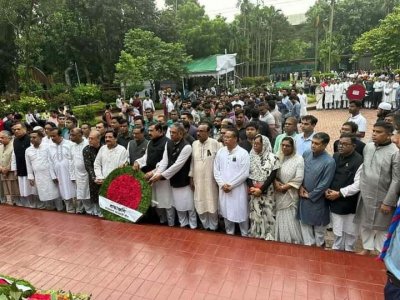 কবির সমাধিতে শ্রদ্ধা জানাচ্ছেন আওয়ামী লীগের নেতারা
