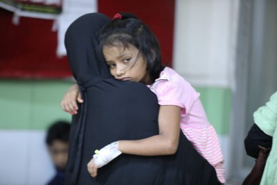 হাসপাতালে মায়ের কোলে ডেঙ্গু আক্রান্ত এক শিশু
