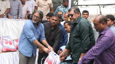 অসহায় মানুষের মাঝে খাদ্যসমগ্রী বিতরণ করছেন শেখ ফজলে শামস্ পরশ