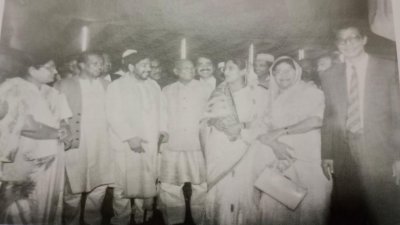 ১৯৯৫ সালে তৎকালীন বিরোধী দলীয় নেত্রী শেখ হাসিনা ও অন্যান্য রাজনীতিক নেতাদের সঙ্গে