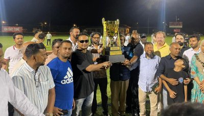 বিজয়ীদের হাতে ট্রফি তুলে দিচ্ছেন ইভান