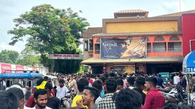 ‘গাদার ২’ দেখতে দর্শকের ভিড়