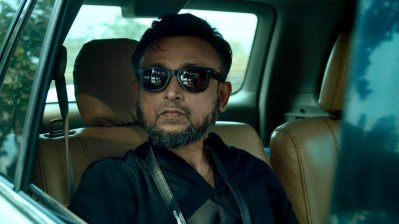 অন্য একটি দৃশ্যে মোস্তফা সরয়ার ফারুকী