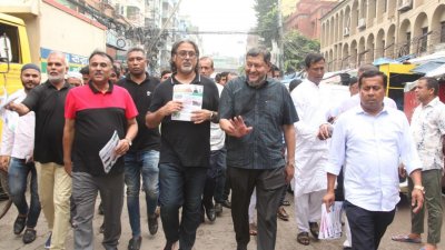 ডেঙ্গু প্রতিরোধে মশক নিধন কার্যক্রম ও পরিচ্ছন্নতা অভিযানে অংশ নিয়ে লিফলেট বিতরণ করেন যুবলীগের চেয়ারম্যান শেখ ফজলে শামস্ পরশ, সাধারণ সম্পাদক মাইনুল হোসেন খান নিখিলসহ অন্য নেতাকর্মীরা