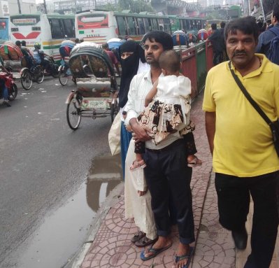 গাড়ি না পেয়ে পরিবার-পরিজন নিয়ে রাস্তায় দাঁড়িয়ে অপেক্ষা করছেন মানুষ
