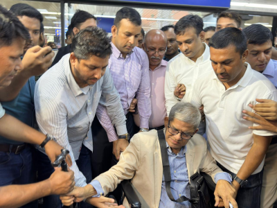 হুইলচেয়ারে বিমানবন্দর থেকে বেরিয়ে আসেন মির্জা ফখরুল