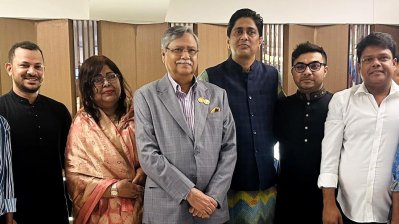 শাকিব খানকে জড়িয়ে ধরলেন রাষ্ট্রপতি