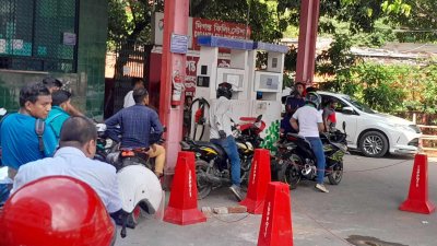 রাজধানীর বিভিন্ন পেট্রোল পাম্প ঘুরে তেল পাচ্ছেন না অনেকে 
